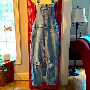 Distressed overalls ladies size 14. Super cute for the fall y’all!